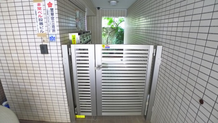 物件外観写真4　(エントランス部分)