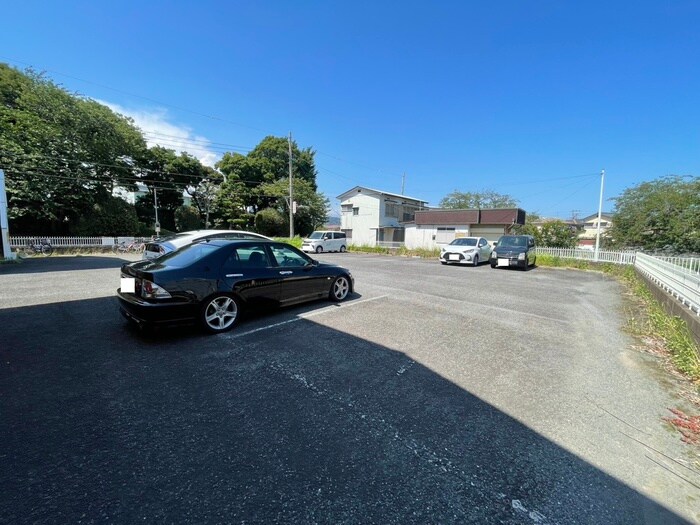 物件外観写真6　(駐車場)