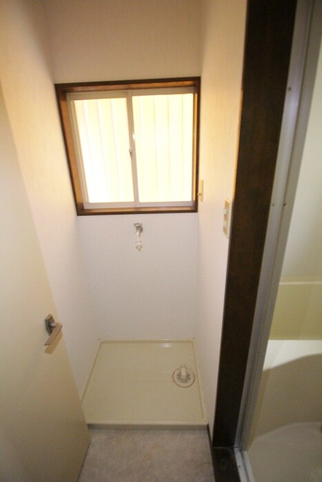 物件内観写真14　(洗濯機置場)