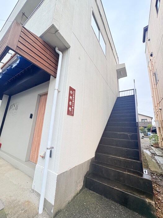 物件外観写真3　(エントランス部分)