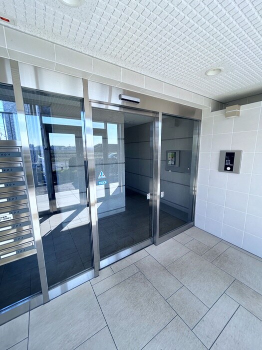 物件外観写真3　(エントランス部分)