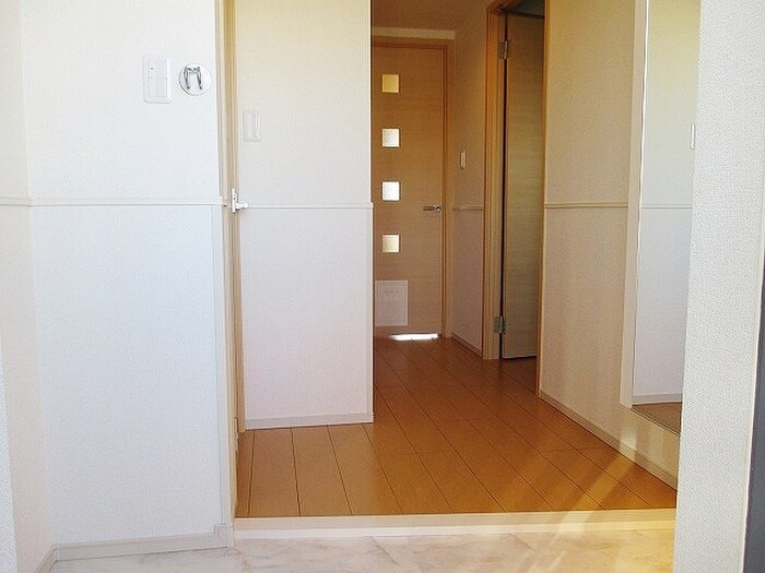 物件内観写真13　(玄関)