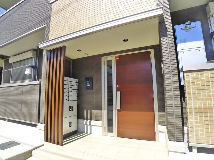 物件外観写真3　(エントランス部分)