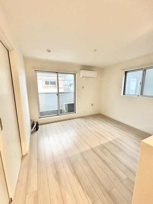 物件内観写真5　(室内からの展望)