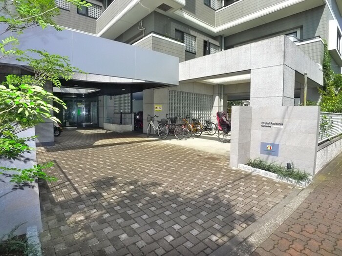 物件外観写真2　(エントランス部分)