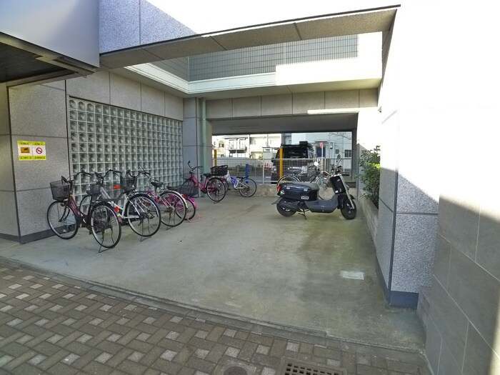 物件外観写真4　(駐輪場)