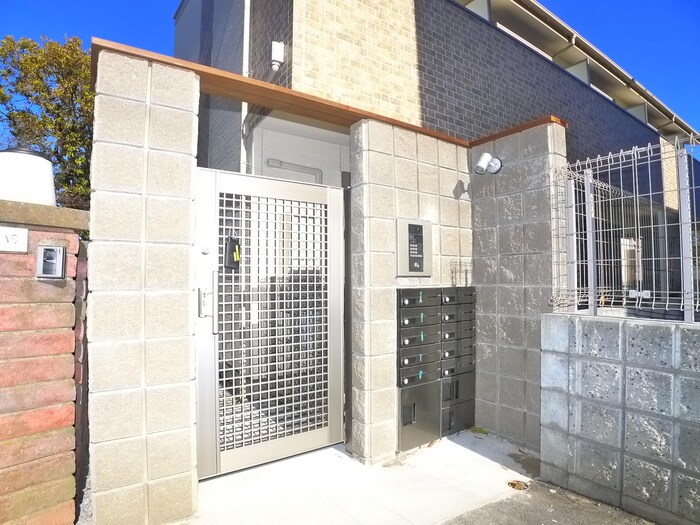 物件外観写真2　(エントランス部分)