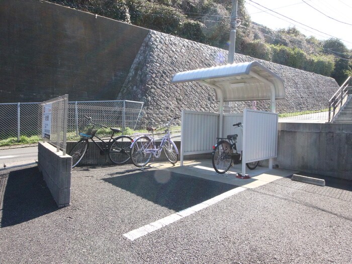 物件外観写真2　(駐輪場)