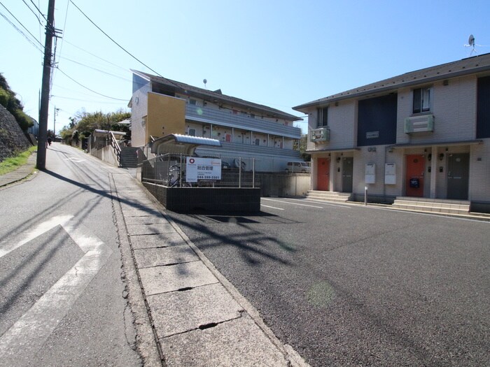 物件外観写真6　(エントランス部分)