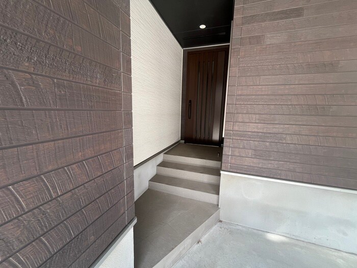 物件外観写真6　(エントランス部分)