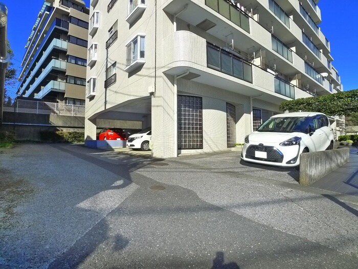 物件外観写真2　(駐車場)