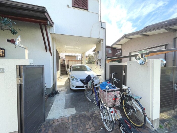 物件外観写真3　(エントランス部分)