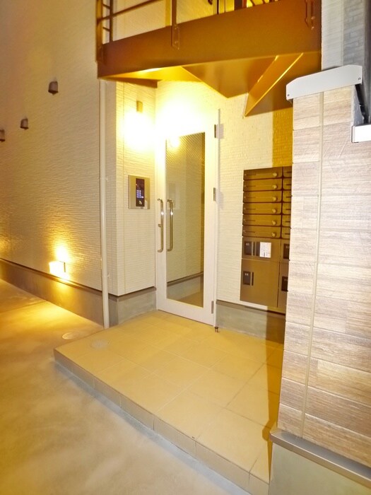 物件外観写真3　(エントランス部分)