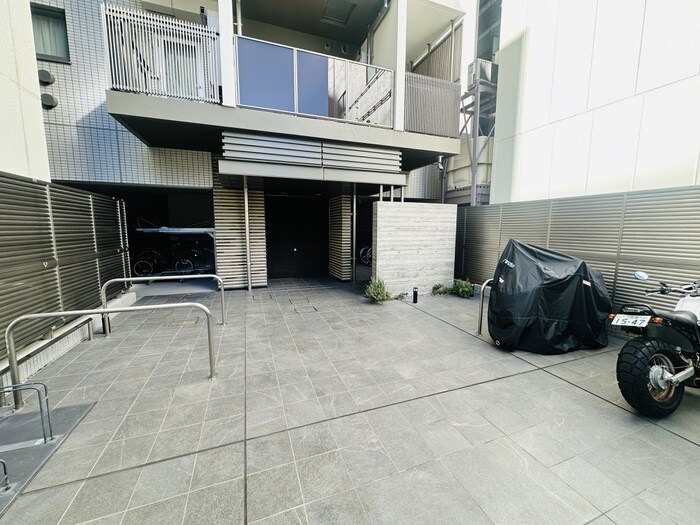 物件外観写真4　(バイク置き場)