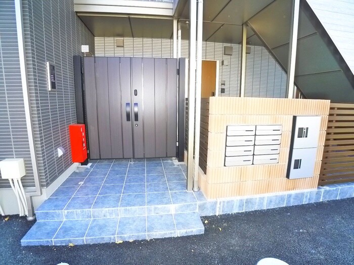 物件外観写真4　(エントランス部分)