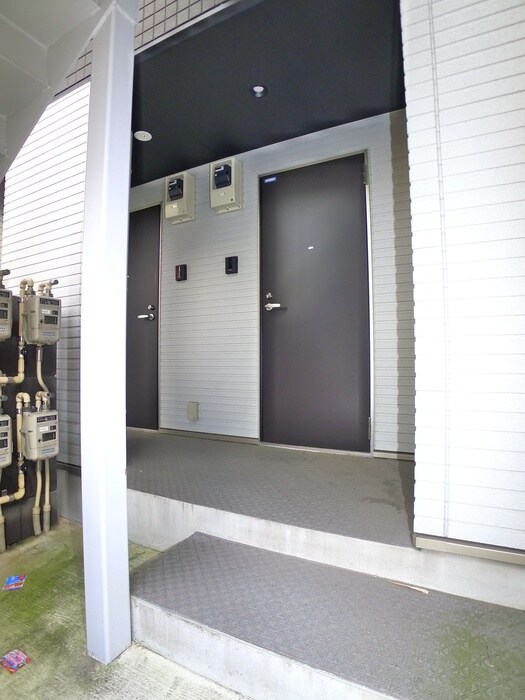 物件外観写真3　(エントランス部分)