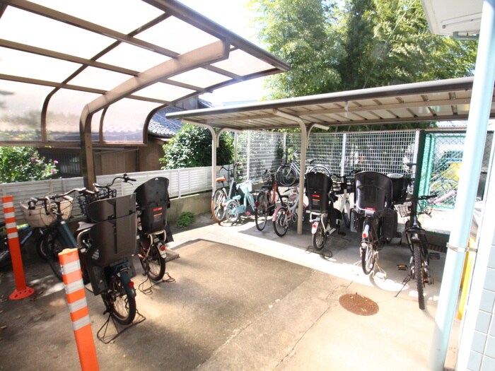物件外観写真4　(駐輪場)