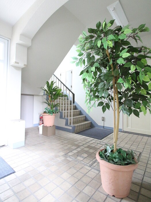 物件外観写真4　(エントランス部分)