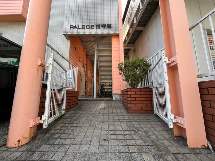 物件外観写真2　(エントランス部分)