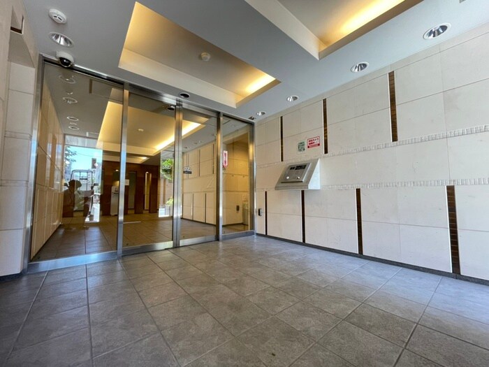 物件外観写真2　(エントランス部分)