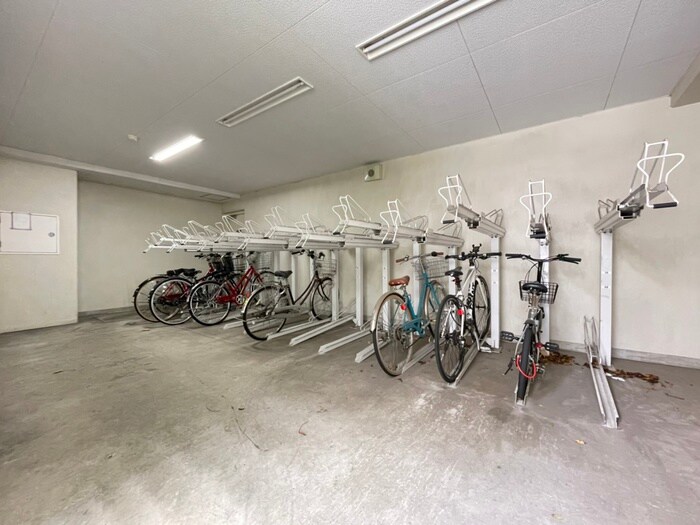 物件外観写真4　(駐輪場)