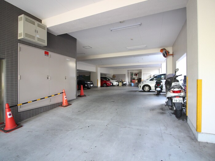 物件外観写真2　(駐車場)