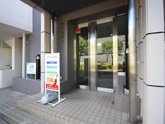 物件外観写真3　(エントランス部分)