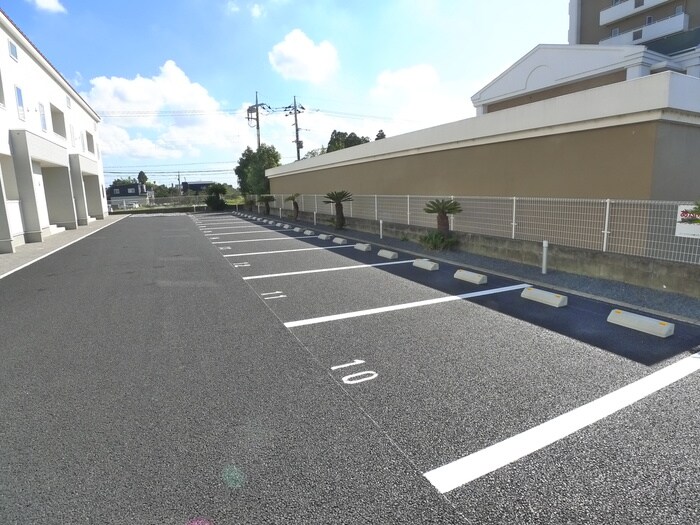 物件外観写真4　(駐車場)