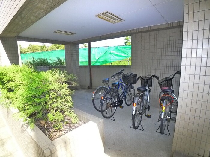 物件外観写真4　(駐輪場)