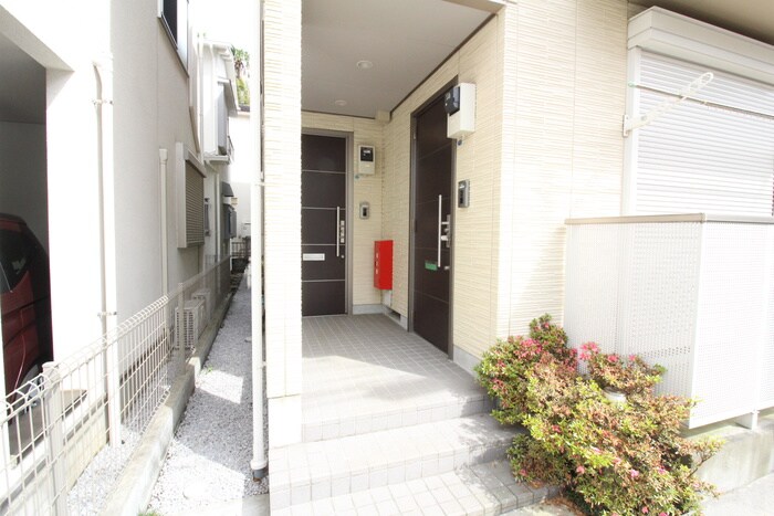 物件外観写真2　(エントランス部分)