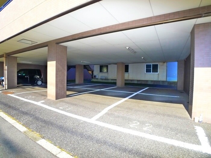 物件外観写真5　(駐車場)