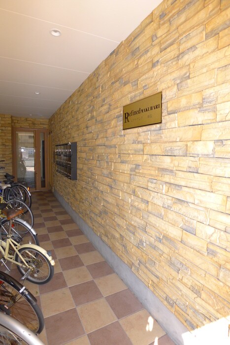 物件外観写真3　(エントランス部分)