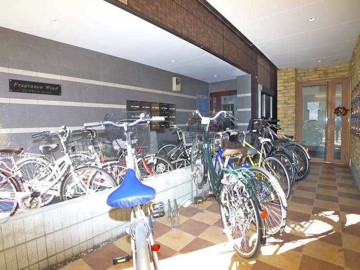 物件外観写真5　(駐輪場)