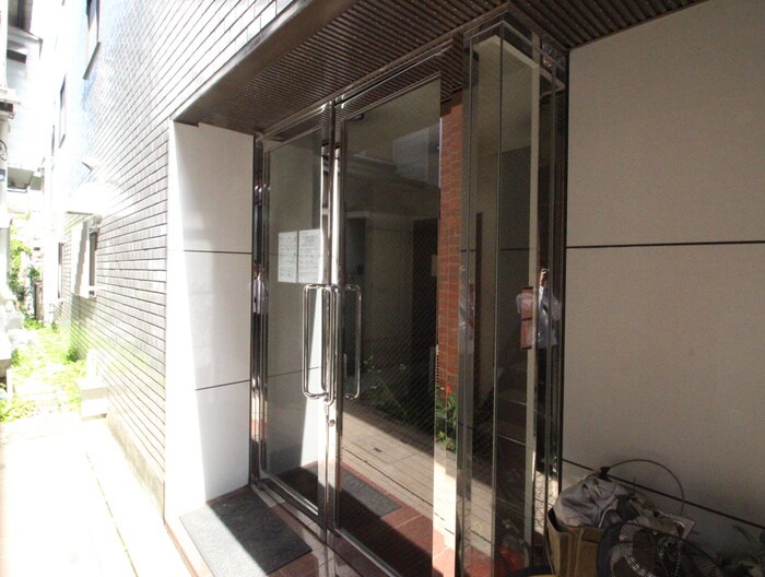 物件外観写真3　(エントランス部分)