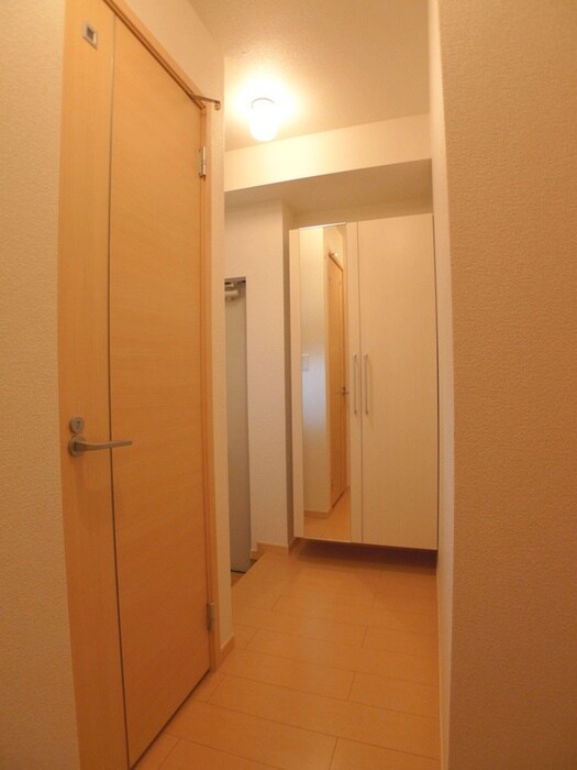 物件内観写真7　(玄関)