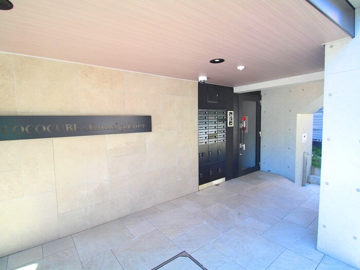 物件外観写真2　(エントランス部分)