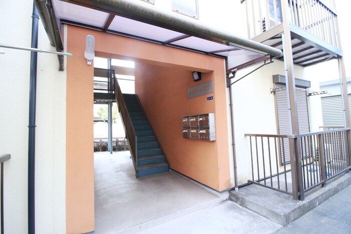 物件外観写真2　(エントランス部分)