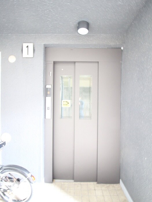 物件外観写真6　(エントランス部分)