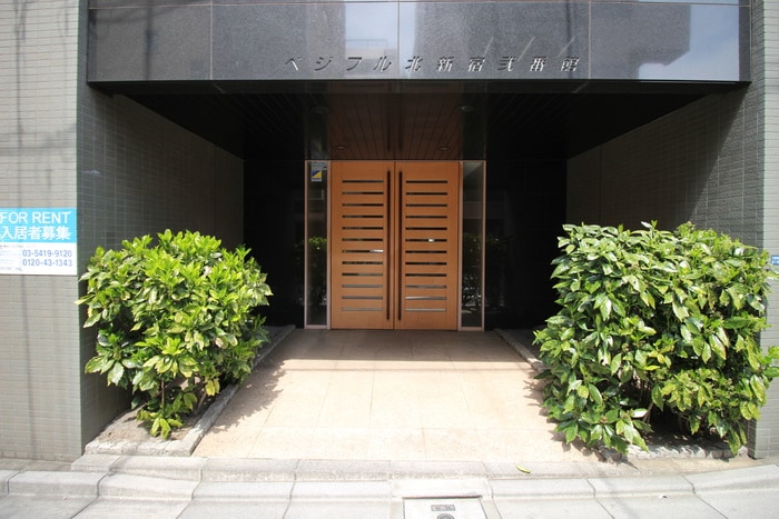 物件外観写真2　(エントランス部分)