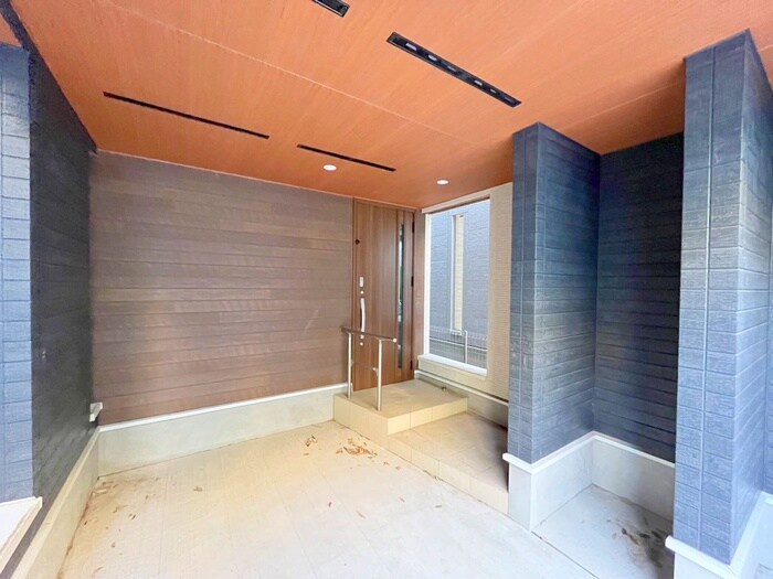 物件外観写真3　(エントランス部分)