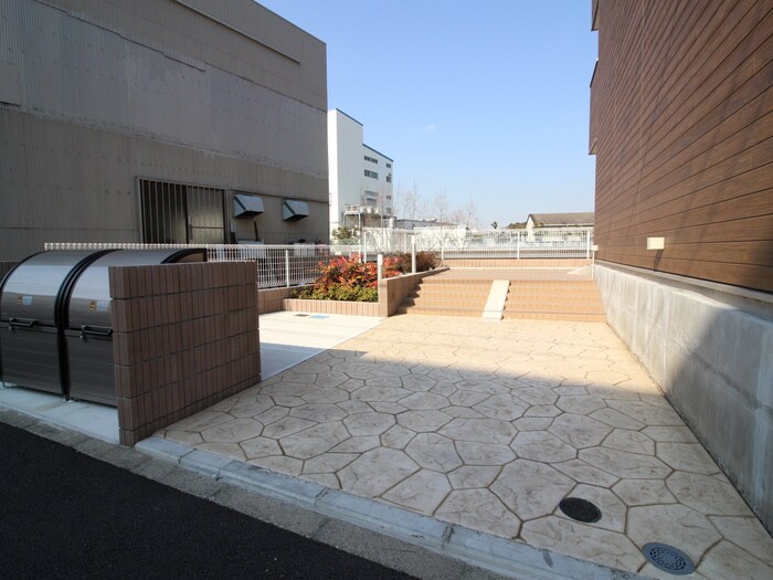 物件外観写真5　(エントランス部分)