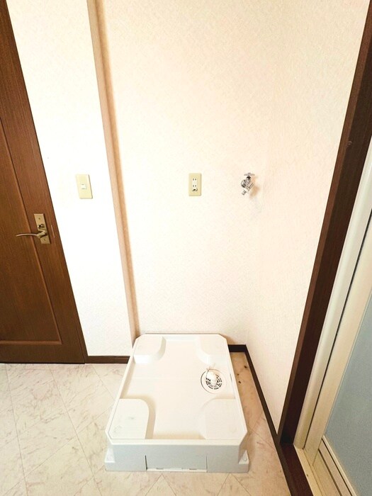 物件内観写真11　(洗濯機置場)