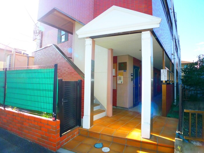 物件外観写真2　(エントランス部分)