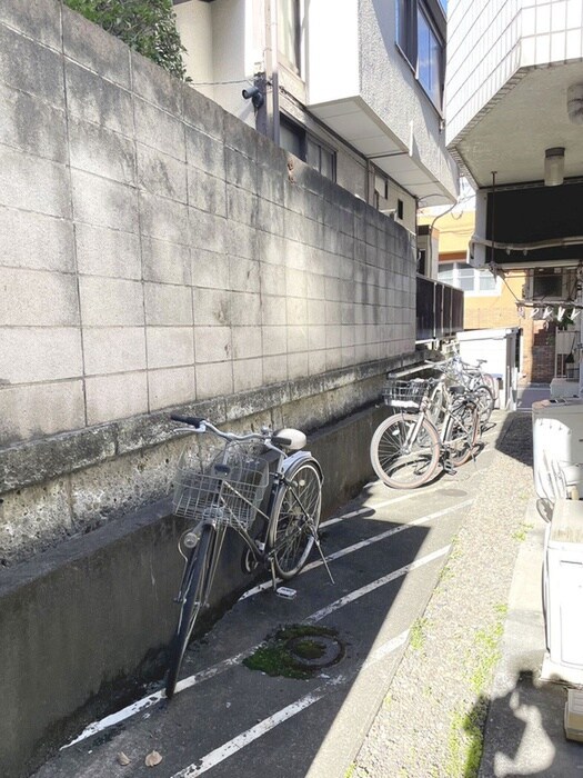 物件外観写真2　(駐輪場)