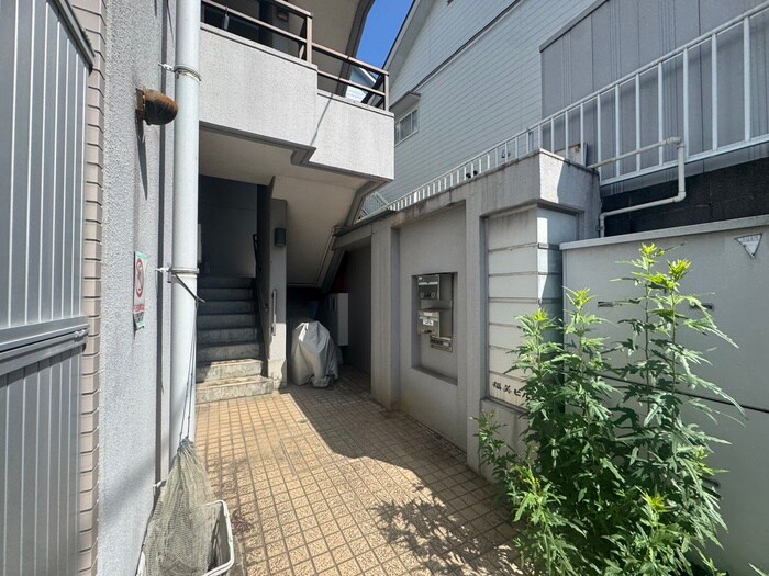 物件外観写真3　(エントランス部分)