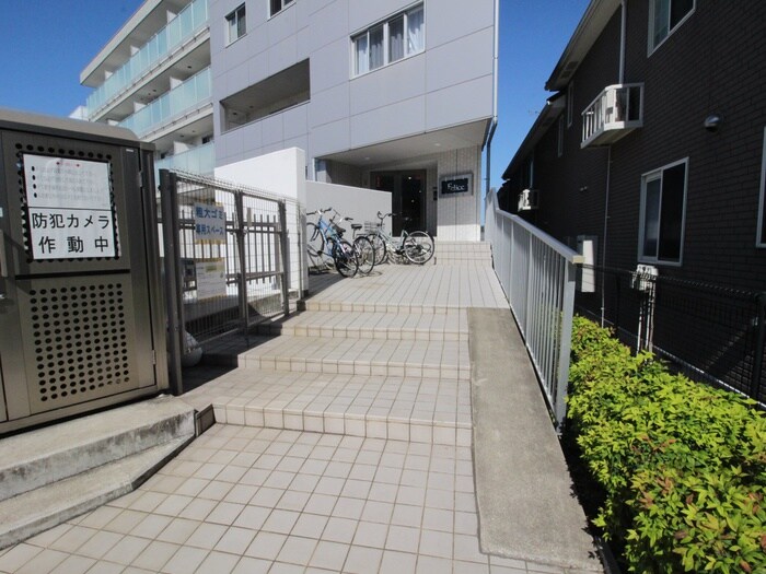 物件外観写真2　(エントランス部分)