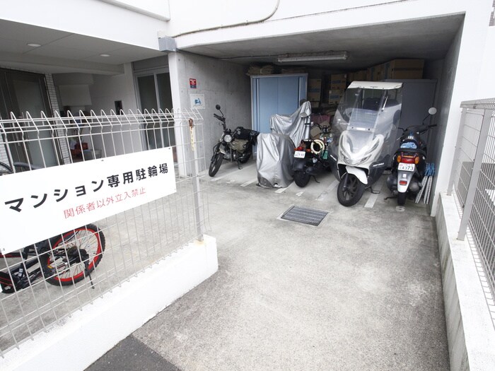 物件外観写真3　(駐輪場)