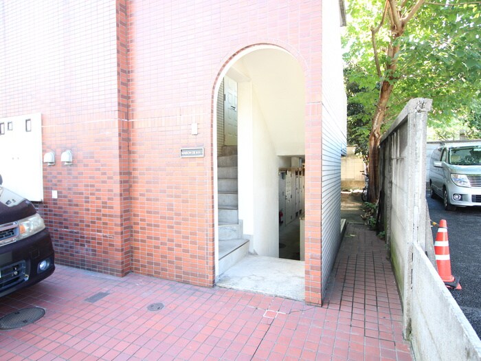 物件外観写真3　(エントランス部分)