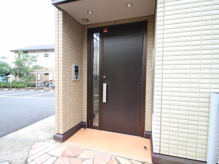物件外観写真3　(エントランス部分)