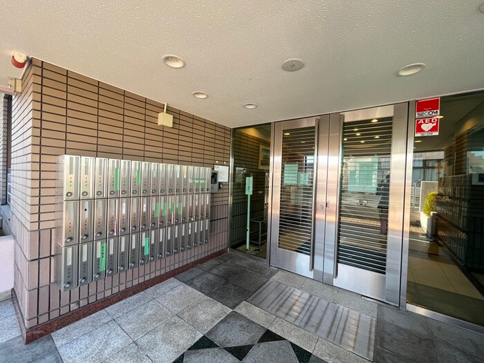 物件外観写真2　(エントランス部分)